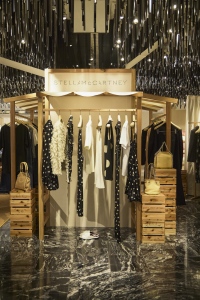 「ステラ マッカートニー」が伊勢丹新宿本店で「ステラズ サステナブル マーケット」を開催　