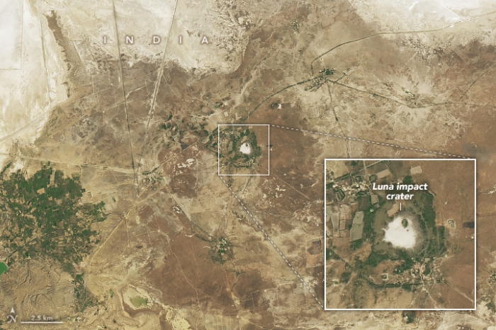 インド北西部カッチ地方にあるルナ衝突クレーター周辺の拡大画像 (c) Michala Garrison/NASA Earth Observatory/USGS