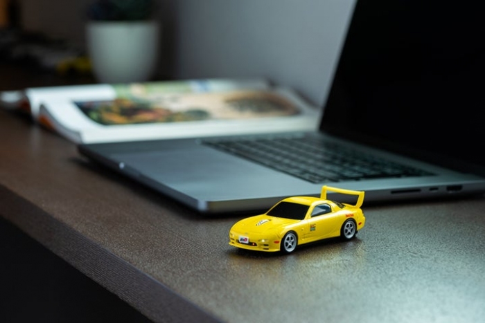 「頭文字D」の人気キャラクター高橋啓介の「FD」として知られるマツダ RX-7をモチーフにした無線マウス。（画像：フェイス発表資料より）