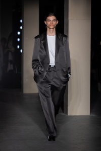 「イレニサ」2025春夏コレクションでレディースもスタート　彫刻からのインスピレーション