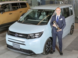 本年の日本カー・オブ・ザ・イヤー受賞車はホンダ・フリード コンパクトな5ナンバーサイズのミニバンとして、その優れたパッケージングが評価された 開発責任者の安積悟氏 本年の日本カー・オブ・ザ・イヤー受賞車はホンダ・フリード コンパクトな5ナンバーサイズのミニバンとして、その優れたパッケージングが評価された 開発責任者の安積悟氏
