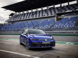 新型Golf R Advance、価格は749.9万円、ボディカラーのラピスブルーMEは4.4万円のオプション 新型Golf R Advance、価格は749.9万円、ボディカラーのラピスブルーMEは4.4万円のオプション