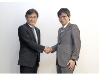 マツダ取締役専務執行役員兼CTO 廣瀬一郎氏(写真左)、ローム取締役専務執行役員 東克己氏(右)