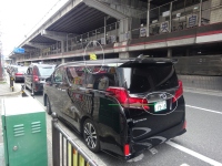 　Photo:2025年日本国際博覧会（大阪・関西万博）特別仕様ナンバープレート＝登録自動車（事業用）寄付金ありフルカラー版を装着した正規の個人タクシー　=　営業車の本来の地色の部分は矢印の部分に残されているのみ　©sawahajime