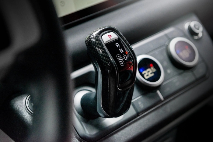 英国発のカスタムブランドKAHN DESIGNが提案する取りつけ・取り外しが安易なカーボン素材を使用したシフトノブトリム（画像：A Kahn Design 発表資料より）