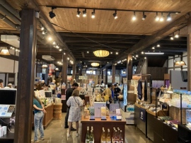 灘五郷酒造組合が主催するプログラム「日本酒の聖地でぶらり酒造巡り」は、白鶴酒造資料館の座学付き・案内者付きの見学プランがある