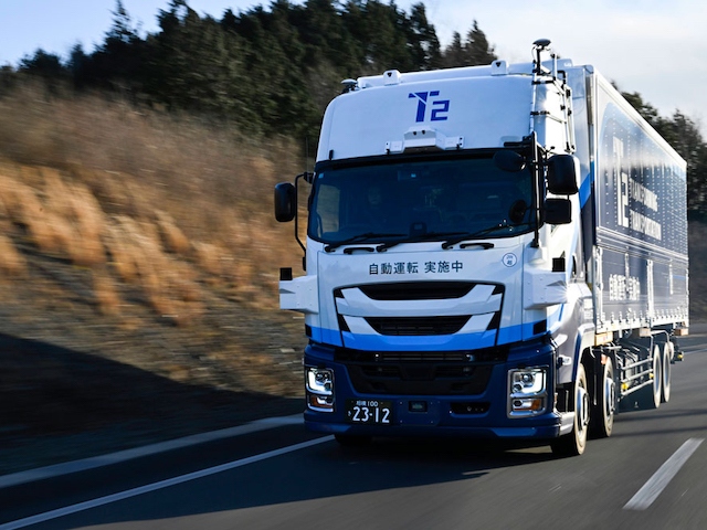 国内飲料メーカー参加の物流4社とT2が協働して自動運転トラックによる製品輸送実証を行なう　写真は実証に使うT2が開発した10t自動運転トラック