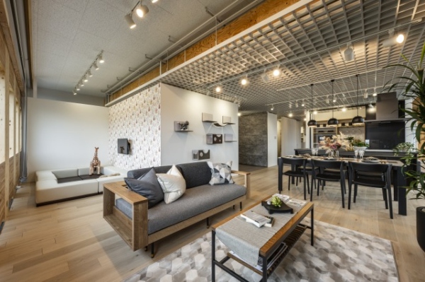 注文住宅を主軸事業として手掛ける株式会社AQ Groupが純木造8階建て本社ビル内にオープンした完全予約制のショールーム「ライフデザインミュージアム」