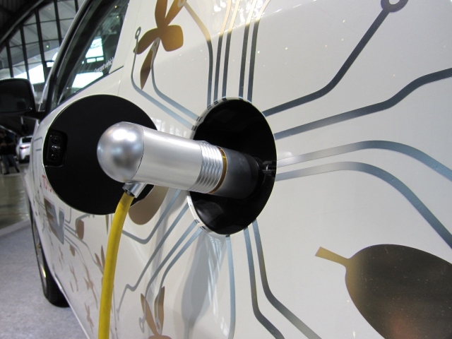 欧米諸国をはじめ、日本や韓国など、先進的なエネルギー消費国約30カ国が加盟する国際エネルギー機関(IEA)の調査によると、2024年時点での世界の新車販売台数に占める電気自動車(BEV、PHEV)の比率は22%となっている