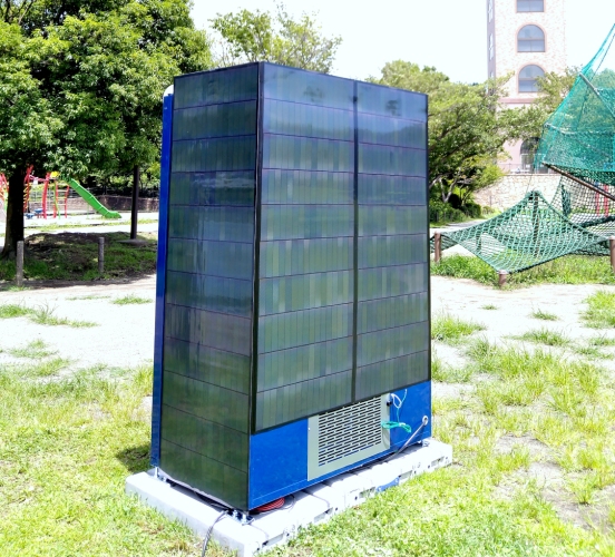 カルコパイライト太陽電池で稼働する自動販売機（画像：サントリーホールディングスの発表資料より）