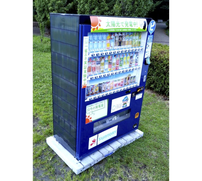 カルコパイライト太陽電池で稼働する自動販売機（画像：サントリーホールディングスの発表資料より）