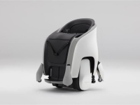 Honda「UNI-ONEサービス契約」の販売パッケージには以下の内容を含む。UNI-ONE本体、交換式バッテリー(2個)、充電器、定期点検、オンサイト修理サービス、コールセンター、保険、運用管理システム(アプリ)