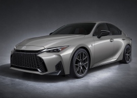 新型LEXUS IS、低重心かつワイドなスタンスを従来以上に強調した新たなフロントフェイスが、力強く精悍なスタイリングをより際立たせたデザインに昇華した 新型LEXUS IS、低重心かつワイドなスタンスを従来以上に強調した新たなフロントフェイスが、力強く精悍なスタイリングをより際立たせたデザインに昇華した
