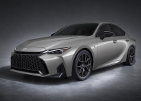 新型LEXUS IS、低重心かつワイドなスタンスを従来以上に強調した新たなフロントフェイスが、力強く精悍なスタイリングをより際立たせたデザインに昇華した