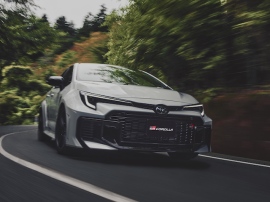 街中だけでなく、ニュルブルクリンクのような過酷な上下動のある環境でもクルマとドライバーの一体感の高い走りを実現するため、ボディ骨格と吸気冷却性能を改善した新型GRカローラ