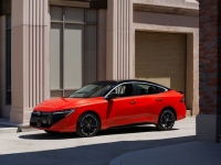 トランク、リアフェンダー、ミラーの形状に工夫をし、加えてフラットアンダーボディによる空気抵抗の低減にもこだわった斬新なデザインのエクステリアが与えられた日産の新型セントラ