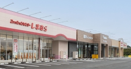 10月15日、16日にオープンしたしまむらグループの「ファッションセンターしまむら」「アベイル」「シャンブル」の笠岡店(画像: しまむらの発表資料より) 10月15日、16日にオープンしたしまむらグループの「ファッションセンターしまむら」「アベイル」「シャンブル」の笠岡店(画像: しまむらの発表資料より)