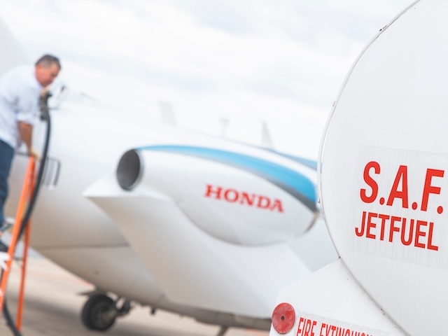 HondaJetは、すでに最大50%のSAF混合燃料による運航実績があり、2023年にHondaJetに搭載されているHF120エンジンを用いた100% SAFによる地上試験を完了していた　今回、持続可能な航空燃料(SAF)を100%使用した試験飛行に成功した