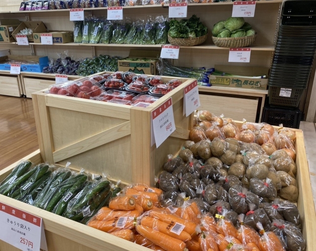 野菜が並ぶ売り場