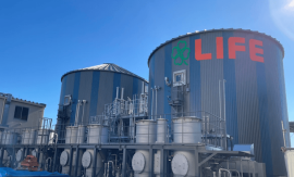 ライフ栗橋プロセスセンター内に設置されたバイオガス発電設備(画像: ライフコーポレーションの発表資料より) ライフ栗橋プロセスセンター内に設置されたバイオガス発電設備(画像: ライフコーポレーションの発表資料より)