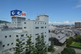 BLUE MOON ブランドオーナーであるモルソンクアーズ社と白鶴酒造両社との協力関係がより強固になったことを背景に、品質を維持しつつ、生産コストの削減を実現したことによるものだという BLUE MOON ブランドオーナーであるモルソンクアーズ社と白鶴酒造両社との協力関係がより強固になったことを背景に、品質を維持しつつ、生産コストの削減を実現したことによるものだという