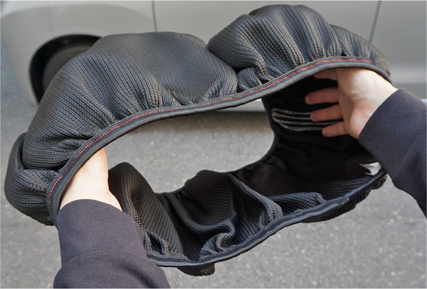 ヘアアクセサリーの「シュシュ」を大きくしたようなドーナツ形状が特徴の「モビルシュシュ」（画像：ソフト９９コーポレーション　発表資料より）