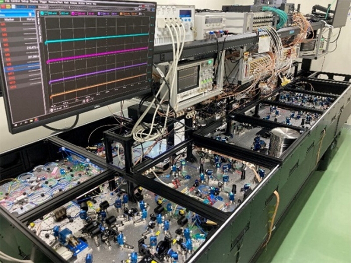 NTTが2024年11月に発表した、開発中の光量子コンピュータの実機（画像: NTTの発表資料より）