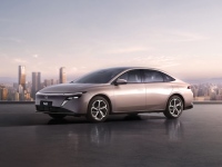 本文では触れなかったが、全長4831mm×全幅1885mm×全高1491mm、ホイールベース2815mmの比較的大柄なボディの新型「N6」