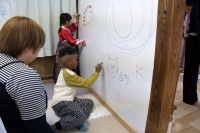 単なる食事提供の場から、学習支援、遊び場、地域交流イベントなど、子どもの成長を社会全体で見守る「地域の居場所」としての役割が拡大している