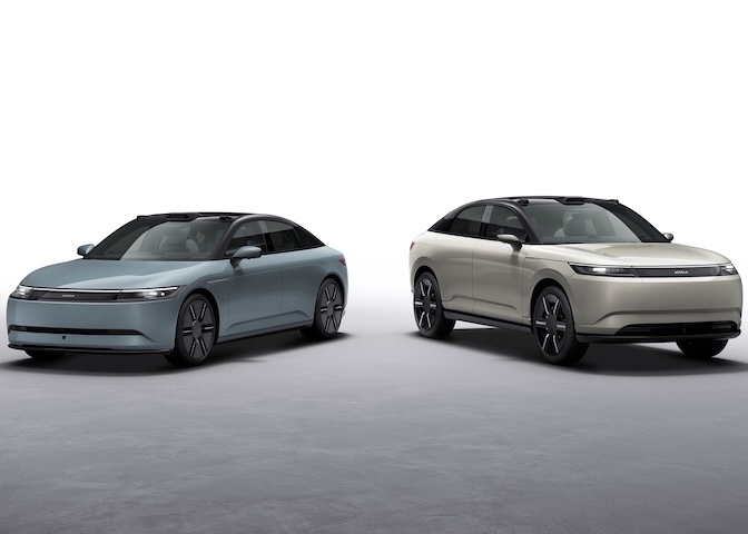 ソニー・ホンダモビリティは、開発を進めている「AFEELA 1」(写真左)について来年前半までに日本での納車を目指す　写真右は「AFEELA Prototype 2026」
