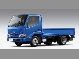 ダイナ カーゴ1.0tonシリーズ　新しいディーゼルターボは、最高出力106kW(144ps)、最大トルク300Nmの力強い動力性能を発揮。5速マニュアルトランスミッションと組み合わせ、NOx･PM法平成28年度規制ならびに2025年度燃費基準を達成した
