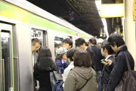 副業に関心持つ層は7割も、実態は2〜4割。理想と現実「年収58万円差」の背景
