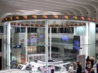 小幅安の53,700円。米株高の波及続くも、中銀イベント前に様子見