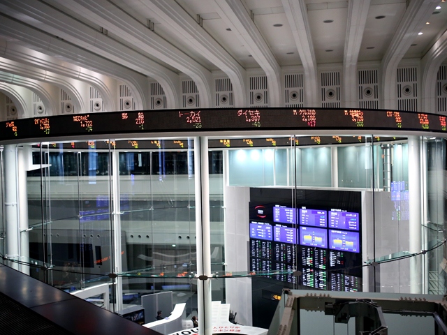 日経平均3%超の下落。160円迫る円安と原油高で「悪いインフレ」警戒