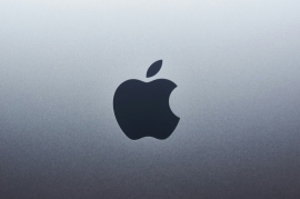 Appleの次期フラッグシップとみられるiPhone 18 Pro Maxでは、デザインの大幅刷新よりもカメラ機能の改良が注目されている。Photo by <a href="https://unsplash.com/@stm_2790?utm_source=unsplash&utm_medium=referral&utm_content=creditCopyText">Sumudu Mohottige</a> on <a href="https://unsplash.com/photos/apple-logo-on-blue-surface-bIgpii04UIg?utm_source=unsplash&utm_medium=referral&utm_content=creditCopyText">Unsplash</a>