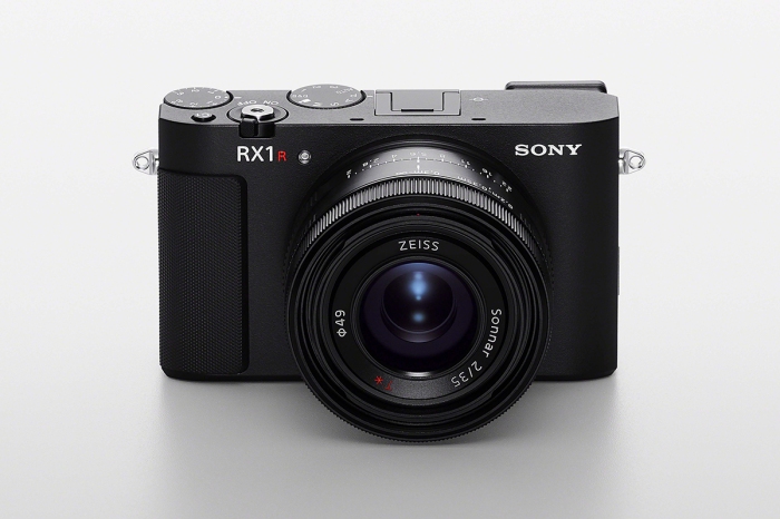 ストリートフォトや旅行写真を本格的に楽しむ人々の間ではレンズ一体型デジタルカメが依然として強い支持を集めている。写真は、ソニーのRX1R III。