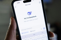 中国のAI企業DeepSeekが、初の外部資金調達として約74億ドルの調達を準備中であると報道されている。Photo by Solen Feyissa on Unsplash