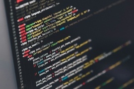 AIコーディングは、単なる補完ツールから、ソフトウェア開発プロセス全体を動かす基盤へ移りつつある。Photo by Ilya Pavlov on Unsplash
