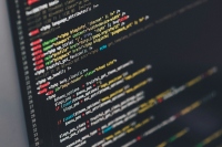 AIコーディングは、単なる補完ツールから、ソフトウェア開発プロセス全体を動かす基盤へ移りつつある。Photo by Ilya Pavlov on Unsplash AIコーディングは、単なる補完ツールから、ソフトウェア開発プロセス全体を動かす基盤へ移りつつある。Photo by Ilya Pavlov on Unsplash
