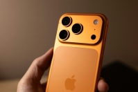 2026年9月の発表が有力視されるiPhone 18 Proについて、サプライチェーンアナリストや業界関係者から複数の情報が出そろいつつある。写真は2025年9月に発売されたiPhone 17（コズミックオレンジ）。Photo by James A. Molnar on Unsplash