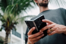 サムスンの次期スマートフォンとして7月に「Galaxy Z Fold 8」「Galaxy Z Flip 8」、「Galaxy Z Fold 8 Wide」の3機種の発表が見込まれている。写真は旧世代の「Galaxy Z Fold 4」。Photo by Jonas Leupe on Unsplash