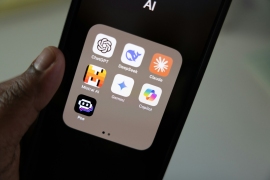 マイクロソフトのナデラCEOは、OpenAIやAnthropicなどの少数のAIモデルに依存する業界構造を批判し、企業は独自の「学習ループ」を構築してAPI依存から脱却すべきだと警告した。Photo by Solen Feyissa on Unsplash マイクロソフトのナデラCEOは、OpenAIやAnthropicなどの少数のAIモデルに依存する業界構造を批判し、企業は独自の「学習ループ」を構築してAPI依存から脱却すべきだと警告した。Photo by Solen Feyissa on Unsplash