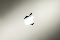 アップル初の折りたたみiPhoneがヒンジ問題を解決し7月後半に量産開始、9月発表に向けて前進していると報じられた。Photo by Tim Mossholder on Unsplash