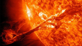 2012年8月31日、秒速約1450キロメートル（900マイル）以上の速度で宇宙空間に放出されたコロナ質量放出（CME）。地球の磁場にかるく接触する形で影響を与えた。 (Nasa.gov)
