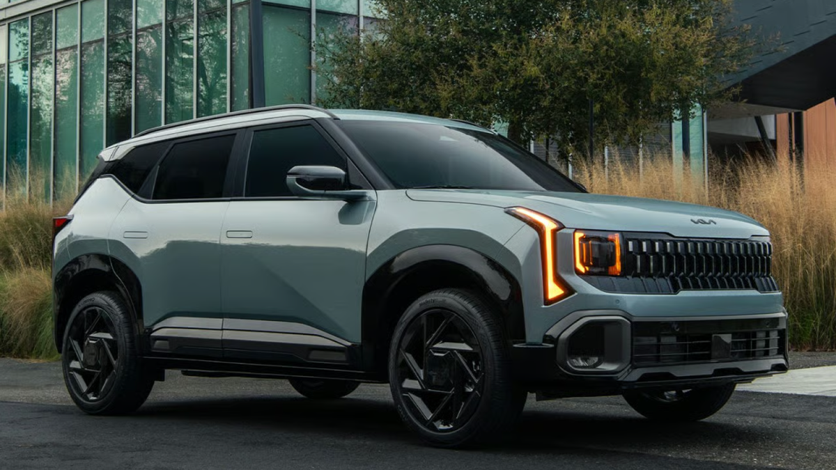 A side view of the 2027 Kia Seltos Hybrid. (Kia.com)
