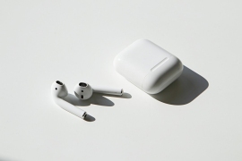 Appleは次世代AirPods2モデルを並行開発中とされる。写真は旧世代のAirPods。Photo by Dagny Reese on Unsplash Appleは次世代AirPods2モデルを並行開発中とされる。写真は旧世代のAirPods。Photo by Dagny Reese on Unsplash