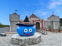 体験型アトラクション「ドラゴンクエスト アイランド　いにしえの魔神と導かれし冒険者たち」でスライムがハロウィン仕様に装飾される。（写真：発表資料より）