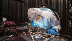 2026年3月31日、メリーランド州グリーンベルトのゴダード宇宙飛行センターで、熱真空チャンバー試験に向けて月面環境監視ステーション（LEMS）を点検する機械エンジニアのブリー・ルートヴィヒ氏。LEMSは、月の南極地域における地震環境を長期間にわたって継続的に観測するために設計された、小型で自律稼働可能な地震計システムである。（写真：Denny Henry／NASA.gov）