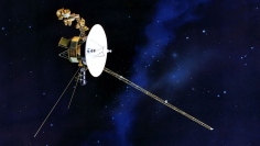 この想像図に描かれたNASAの探査機ボイジャー2号は、ミッションチームによる巧みな工学的工夫によって、星間空間で3つの科学機器を当初の想定より長く稼働させられるだけの電力を確保した。（Nasa.gov）