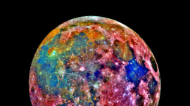 NASAは数十年にわたって月を撮影し、膨大なデータを蓄積してきた。この疑似カラー画像は、NASAの木星探査機ガリレオに搭載された固体撮像システムで、3種類のカラーフィルターを通して撮影した15枚の月画像を合成したもの。(画像:NASA) NASAは数十年にわたって月を撮影し、膨大なデータを蓄積してきた。この疑似カラー画像は、NASAの木星探査機ガリレオに搭載された固体撮像システムで、3種類のカラーフィルターを通して撮影した15枚の月画像を合成したもの。(画像:NASA)